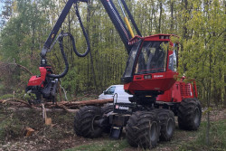 Mit dem Harvester können wir Waldflächen maschinell durchforsten.