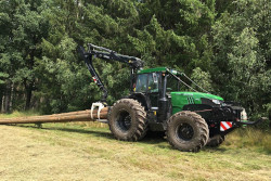 Forstspezialschlepper mit Forstkran (10 m Reichweite) und Doppelseilwinde (2x10t).